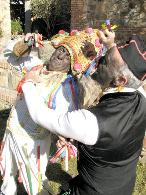 Dos hombres en plena danza. 