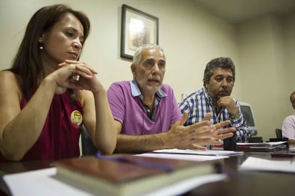 Vicente Valle, en el centro, y a la izquierda, Belén Fernández, número 2 de la lista electoral propuesta. 