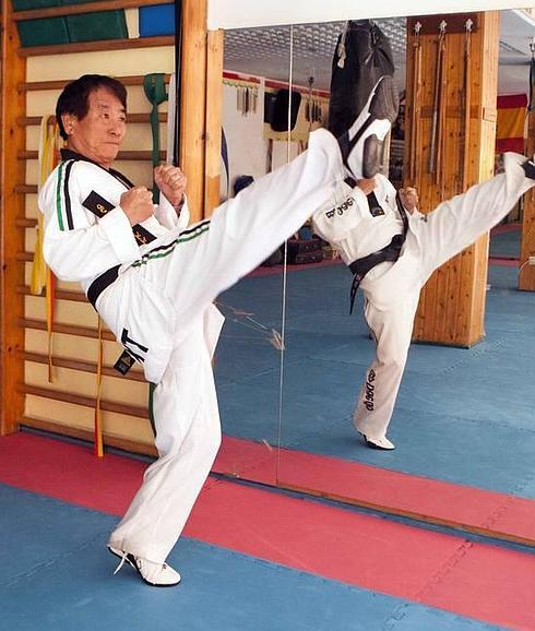 El Maestro Kim, en las instalaciones de su gimnasio ubicado en Arturo Aranguren.