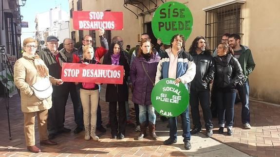Miembros del colectivo la Corrala de Almendralejo en la proptesta llevada a cabo a las puertas del Ayuntamiento