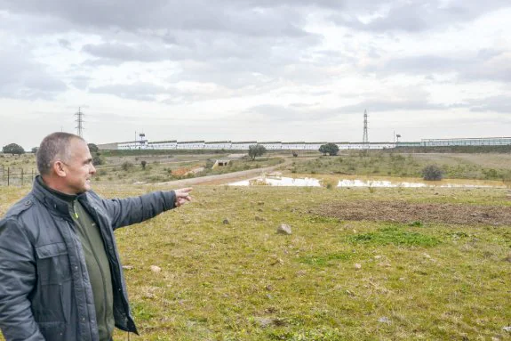 El alcalde de la Torre, José Navarrete, señala los terrenos a transformar junto a la planta. :: j. v.  arnelas
