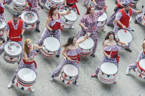 Batala durante el desfile del domingo. :: j. v. arnelas