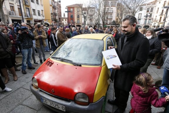 Víctor Cerro junto al coche con el dibujo del público. :: andy solé