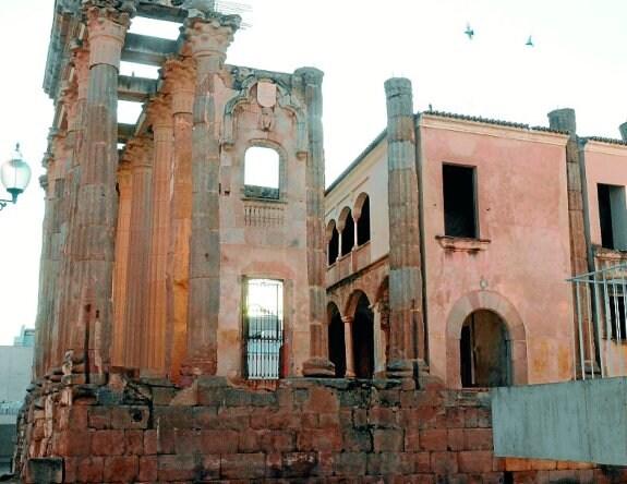 Templo de Diana, con el edificio de los Corvos detrás. :: brígido