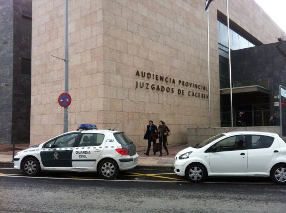 El juicio durará, al menos, dos días en el Palacio de Justicia de Cáceres. :: hoy