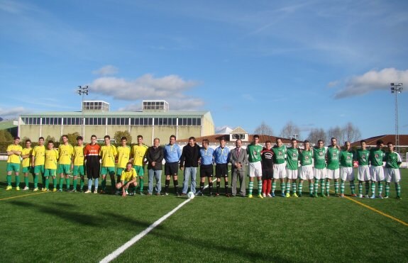 Autoridades y jugadores posan en el recién inaugurado césped. m.