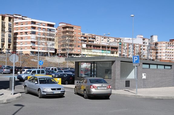 Entrada al aparcamiento de La Isla con los sistemas de control de acceso instalados. :: david palma