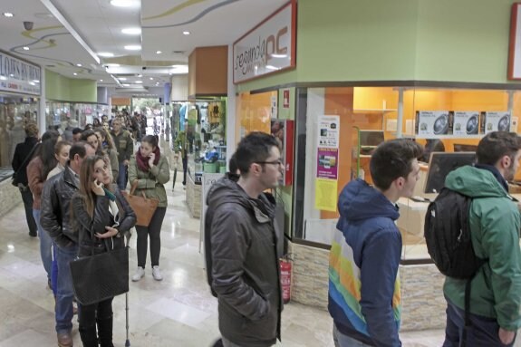 La fila llegaba ayer hasta la puerta del centro comercial Cánovas, donde está la oficina del bus. 