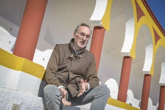 Jacinto Ortiz en las gradas de la plaza de toros de Olivenza. :: j.v. arnelas