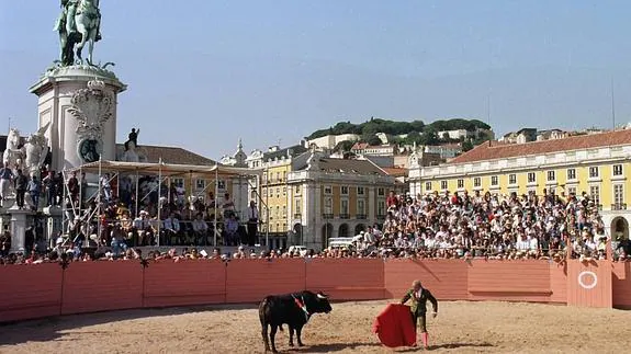 Corrida tradicional celebrada en la Plaza del Comercio de Lisboa en 1999