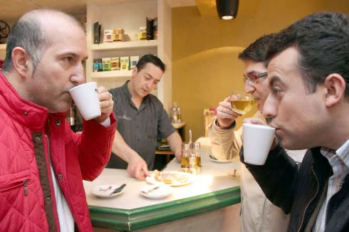 Ciudadanos extremeños tomando café en la barra de un bar. :: hoy