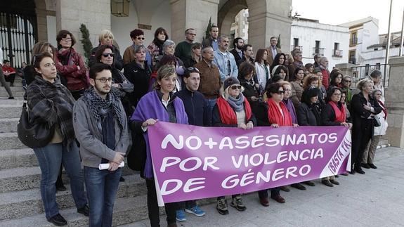 Concentración ayer en Cáceres en protesta por la muerte de Tamara Simón.