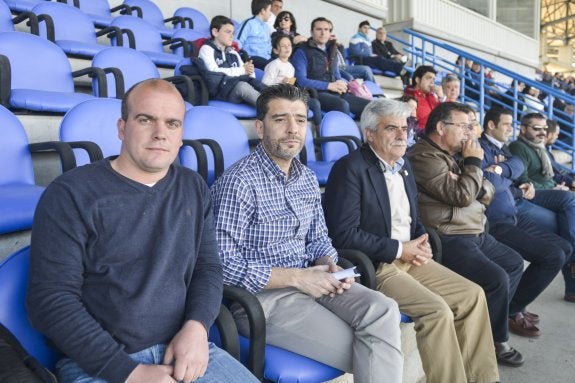 El dirigente oliventino Fernando Olivera y el pacense Pablo Blázquez, en el palco del Nuevo Vivero acompañados por el presidente de la FExF Pedro Rocha y Antonio 'Cachola'.