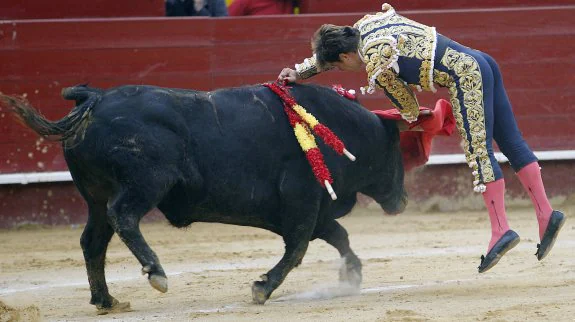 El Juli fulmina de una estocada al primer toro de su lote, ayer en Valencia. :: txema rodríguez