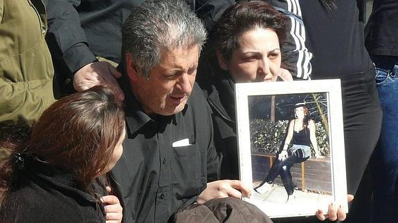 El padre de Tamara sujetando una foto de ella en la manifestación en la que su familia pidió justicia.