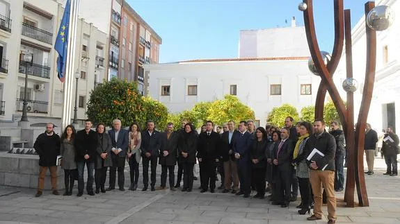 Minuto de silencio a las puertas de la Asamblea dde Extremadura