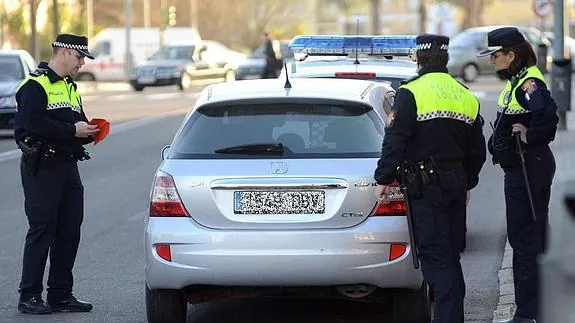 La Policía Local de Badajoz durante un control de tráfico