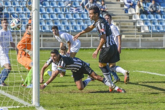 Copito, que hoy tendrá más tiempo, marca un gol en el derbi local de la primera vuelta. :: hoy