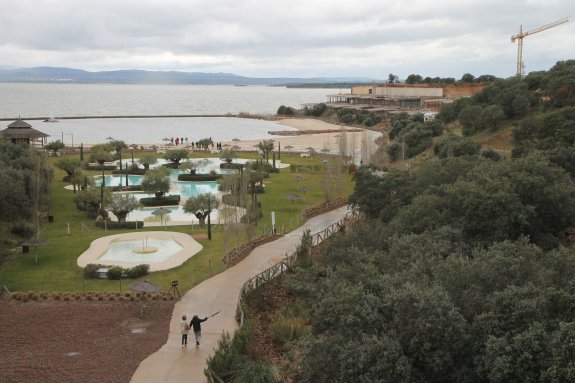 Vista general de una de las zonas del complejo, con el área de playa artificial a la izquierda. :: hoy