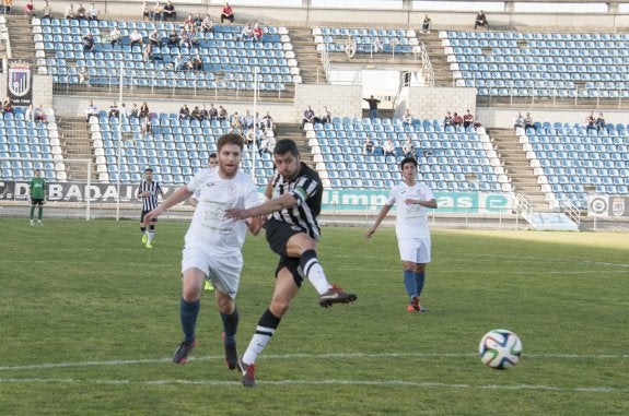 Copito dispara sobre la portería del Deportivo ante la presión del visitante Santi. :: pakopí