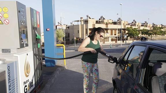 Una mujer reposta en una gasolinera extremeña:: HOY