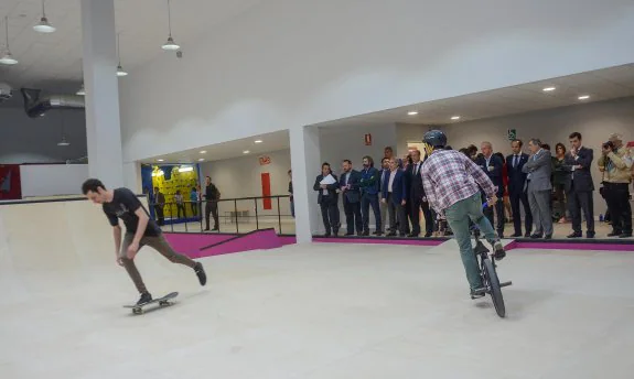 Demostración ante las autoridades de un joven con un monopatín y otro con una bicicleta. :: c. moreno