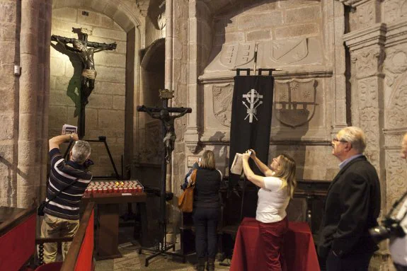 Visitantes de la Concatedral de Santa María toman fotografías del Cristo Negro. :: jorge rey 