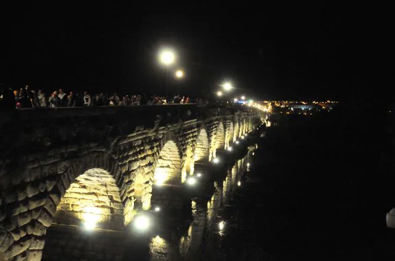 Nueva iluminación artística del Puente Romano, anoche. :: brígido
