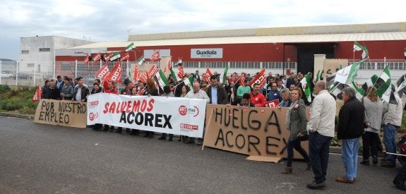 Manuel Ortega, presidente de Acorex, en la Asamblea. :: brígidoConcentración de trabajadores y sindicatos en el día de paro. :: brígido