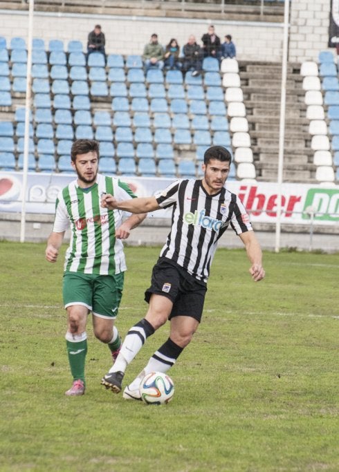 Edu Torres controla el balón en el partido ante el Valdivia. :: pakopí