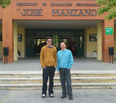 Óscar Bohoyo y Antonio Calderón, en la puerta del instituto. :: hoy