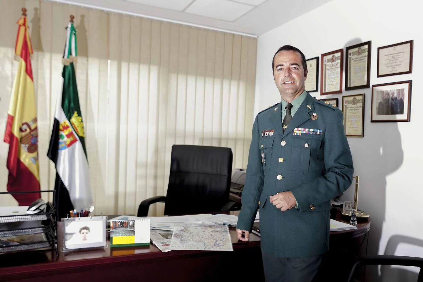 El teniente coronel Laureano Martín acaba de cumplir un año al frente de la Comandancia de la Guardia Civil en Cáceres. :: jorge rey