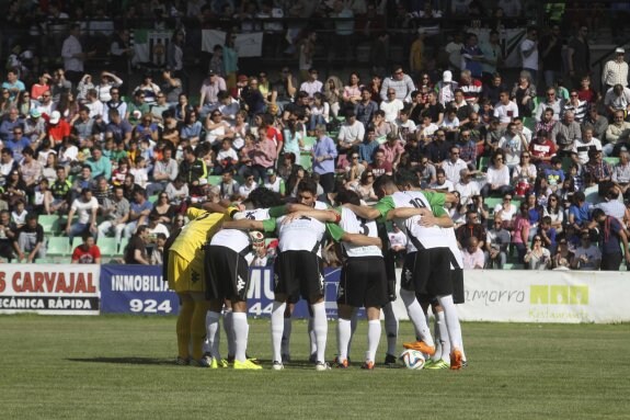 Los jugadores del Mérida forman una piña antes del partido frente al Extremadura. :: J. M. ROMERO