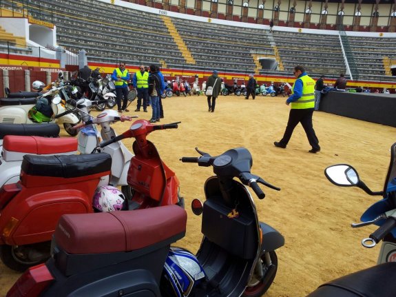 Vespas en la plaza de toros de Almendralejo. :: g. c.