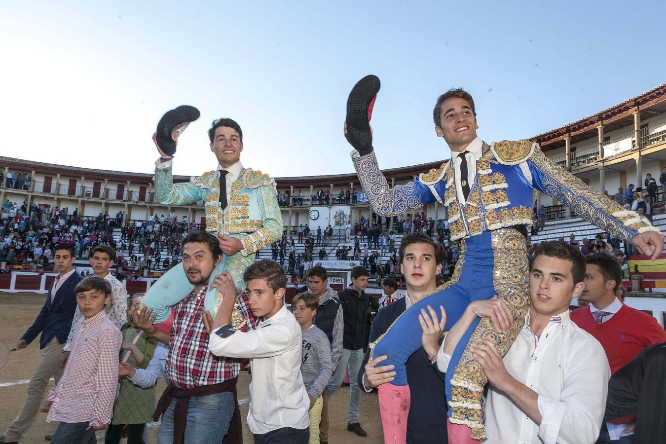 Juan Carlos Carballo y Posada de Maravillas salen a hombros de la Era de los Mártires. :: jorge rey 