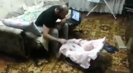 Un gato defiende a un bebé de los 'golpes' de su padre