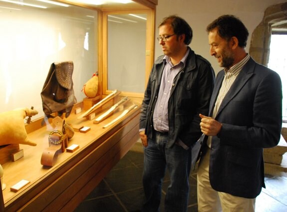 Alberto Casero y Alfonso Aguilar, en la visita a la exposición. :: JSP