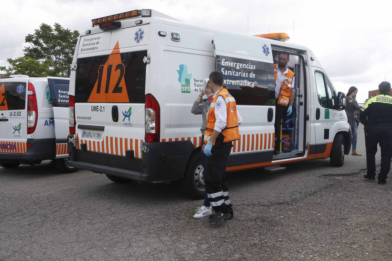 La joven herida ha sido atendida en el lugar del accidente por sanitarios del 112 Extremadura y, posteriormente, trasladada al hospital