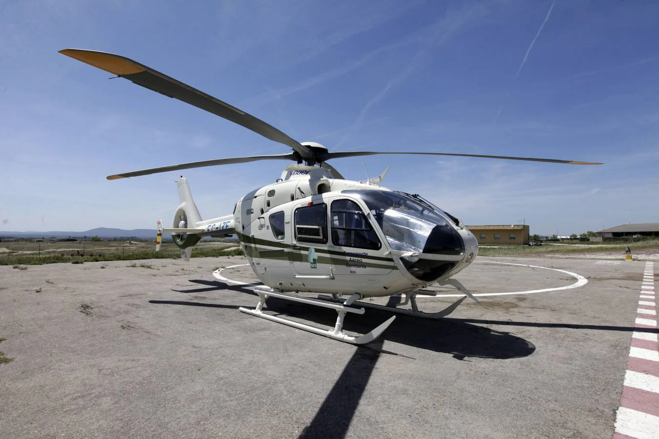 Helicóptero del 112, ayer en la base de Malpartida de Cáceres