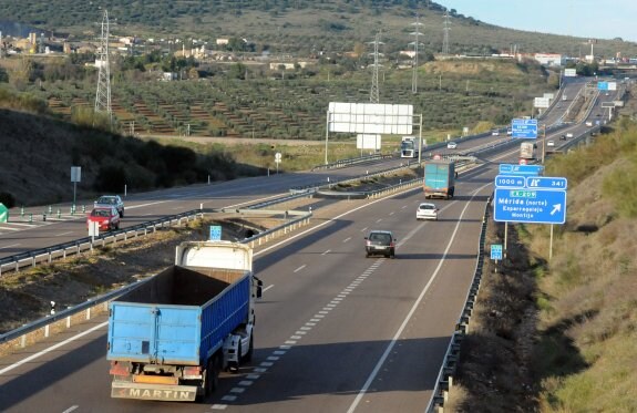 Camiones por una autovía extremeña. Hay en torno 6.500 tarjetas de transporte en la región. :: Hoy
