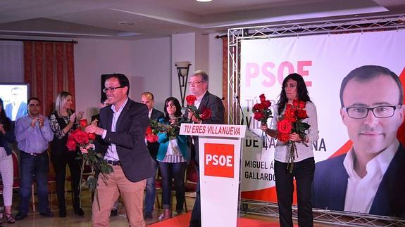 Miguel Ángel Gallardo, Juan Carlos Rodríguez Ibarra y Ana Belén Fernández repartieron rosas al final del acto