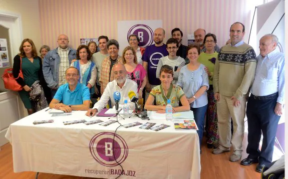 Remigio Cordero, rodeado de su candidatura en Badajoz. :: c. moreno