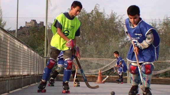 Chavales de la cantera del Hockey Club Burguillos practicando hockey sobre patines. :: DIPUTACIÓN DE BADAJOZ