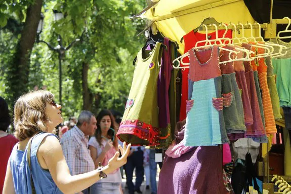 Puestos de venta del festival Womad en el paseo de Cánovas. :: hoy