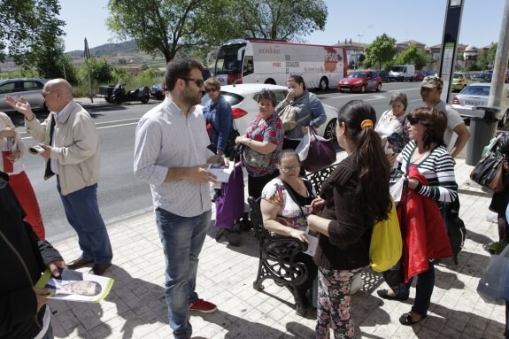 Luis Salaya conversa con ciudadanos en las inmediaciones del mercadillo. :: lorenzo cordero