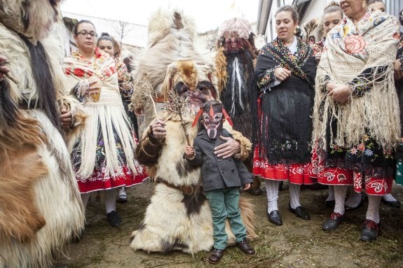 Hombres y mujeres, mayores y pequeños, durante la fiesta. :: HOY