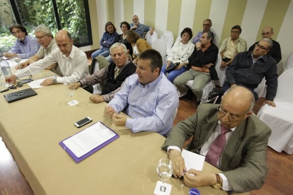 Dirigentes críticos con el actual presidente de la Agrupación, durante el acto que convocaron el miércoles. :: lorenzo cordero