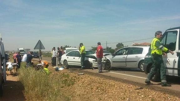 Dos heridos, uno de ellos grave, en una colisión de dos turismos cerca de Don Benito