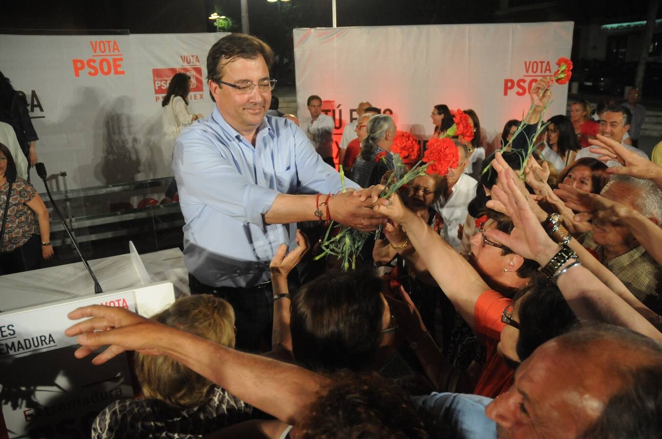 El líder socialista reparte claveles tras el mitin de anoche en Villafranca de los Barros. :: brígido