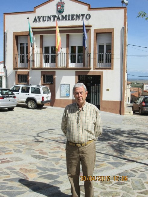 Amador Álvarez, ante el Ayuntamiento de Carrascalejo. :: m.a.m.